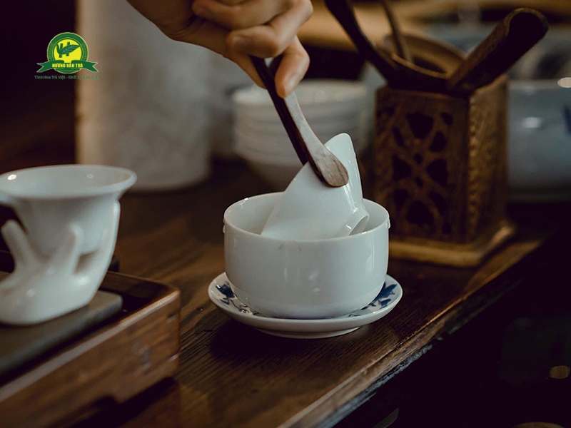 Làm nóng ấm chén và tráng trà trước khi pha trà.