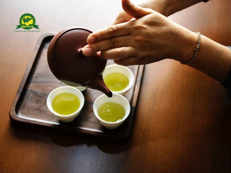 Màu nước xanh trong ánh vàng của Hương Trà