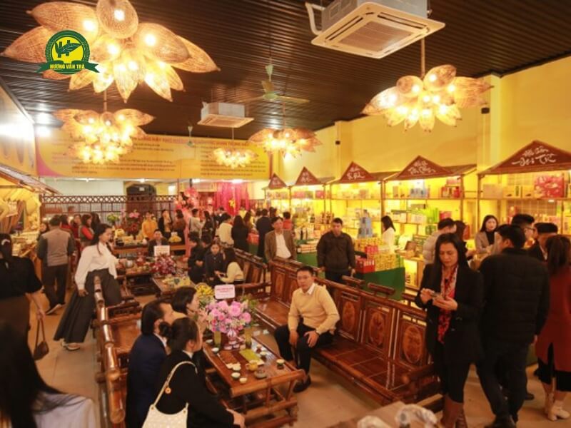 Không khí mua sắm tại Điểm thưởng trà Thái Nguyên