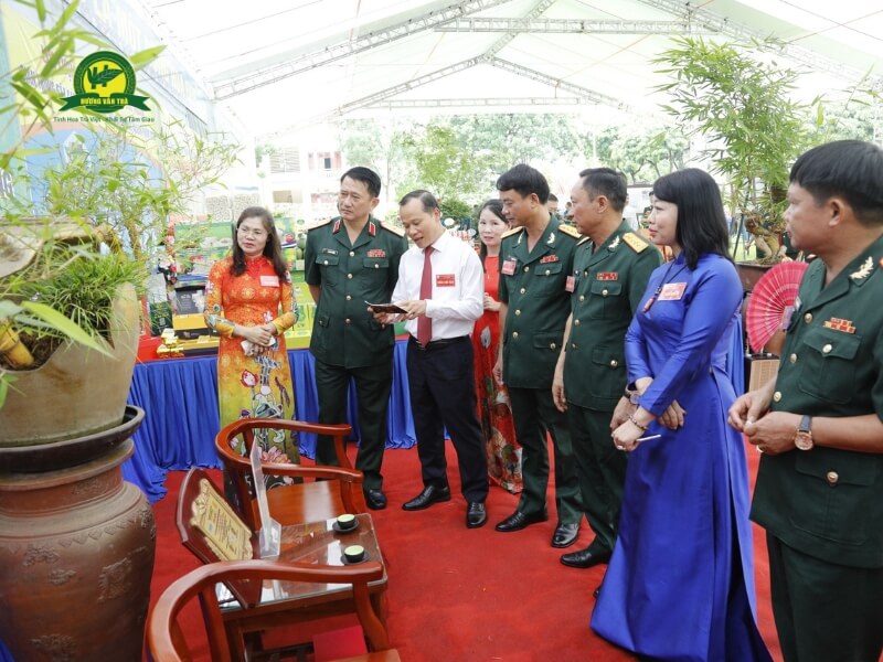 Chủ tịch Nguyễn Thị Hương Vân chụp ảnh cùng các đại biểu, chiến sĩ