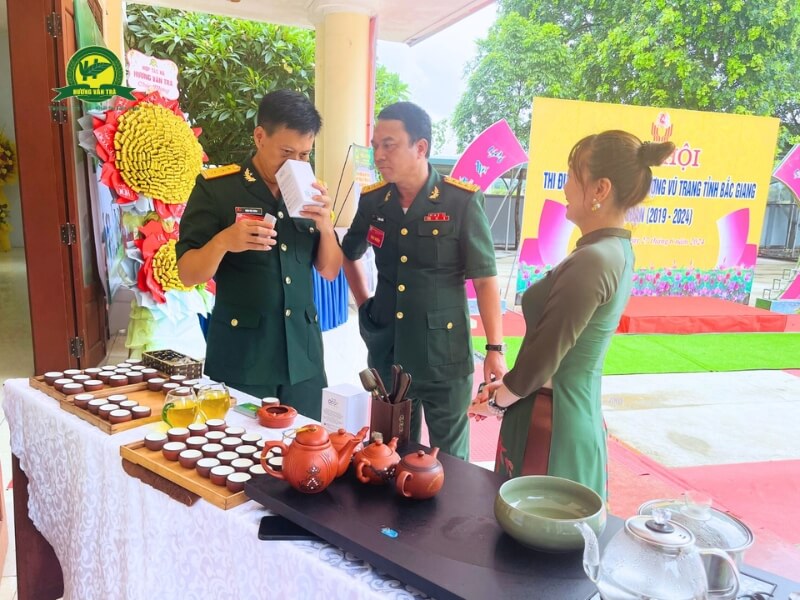 HTX Hương Vân Trà giới thiệu các loại trà đến các vị đại biểu