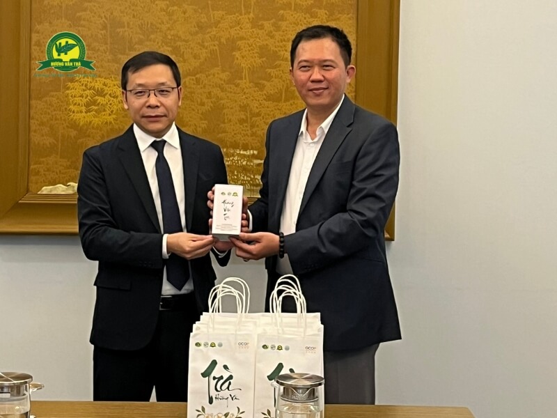 Ông Nguyễn Như Hiếu, Cục trưởng Cục Ngoại vụ, Bộ Ngoại giao tặng trà Hương Vân đến Ông Dương Thục Bằng, Cục trưởng Cục doanh nghiệp vừa và nhỏ, kiêm Phó Chủ nhiệm Ban Thư ký BTC Hội chợ quốc tế doanh nghiệp vừa và nhỏ Trung Quốc.