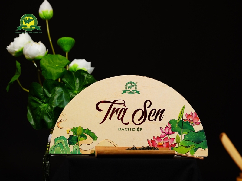 Hộp trà sen được đóng gói đem biếu tặng