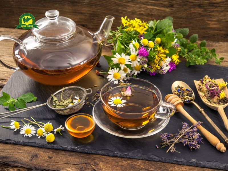 Trà mật ong và hoa nhài hoặc hoa cúc