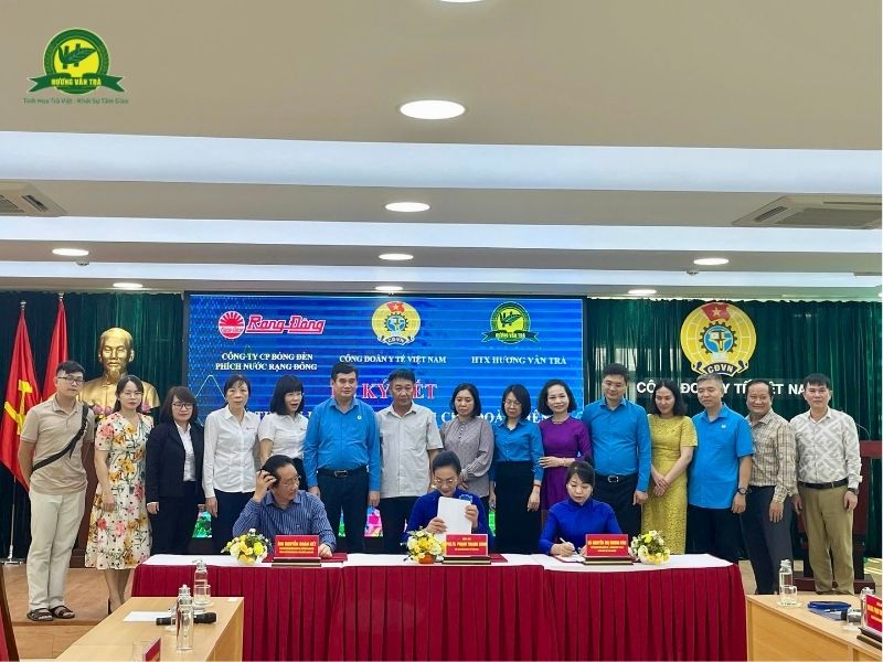 Đại diện hai bên tham gia lễ ký kết bà Phạm Thanh Bình – Chủ tịch Công đoàn Y tế Việt Nam (giữa), và bà Nguyễn Thị Hương Vân – Chủ tịch Hội đồng Quản trị, kiêm Giám đốc Hợp tác xã Hương Vân Trà Thái Nguyên (bên phải)