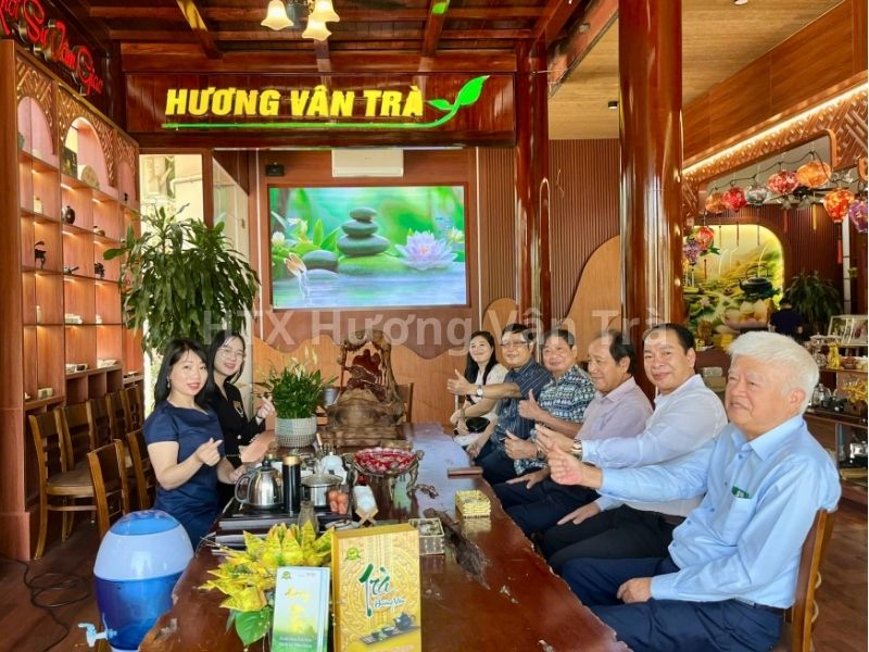 Du khách thưởng trà tại Hương Vân Trà